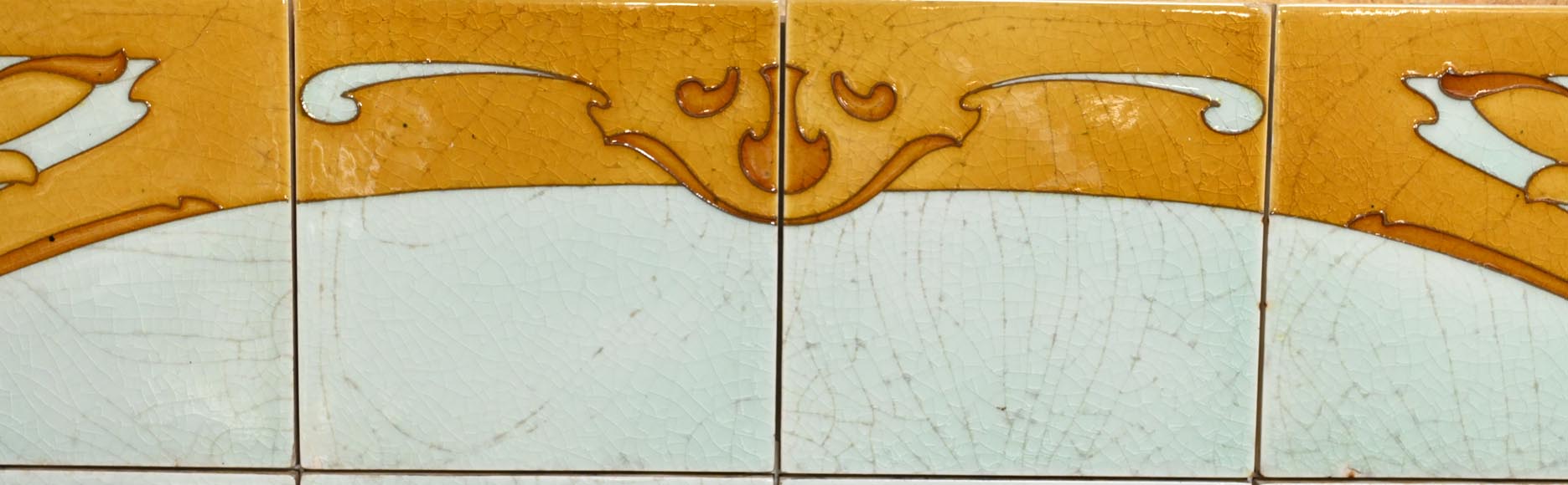 FAÏENCERIE DE SARREGUEMINES, Two Ceramic Panels of Parisian Scenes, from 1881 FAÏENCERIE DE SARREGUEMINES, Two Ceramic Panels of Parisian Scenes, from 1881-18