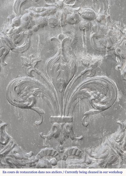Napoleon III style fireback with a stylized fleur-de-lis, surrounded by a wreath of plants Napoleon III style fireback with a stylized fleur-de-lis, surrounded by a wreath of plants-1