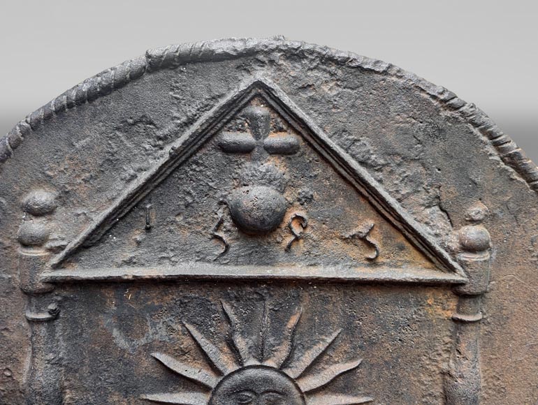 Cast iron fireback dated 1693, decorated with a radiant sun and architectural symbols Cast iron fireback dated 1693, decorated with a radiant sun and architectural symbols-1