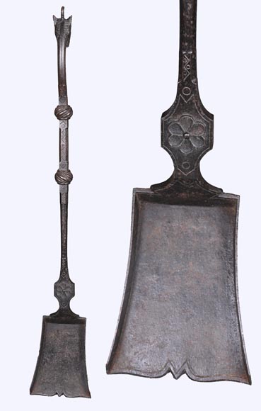 E. LARCHEVÊQUE, pair of wrought iron fire dogs with dragon heads E. LARCHEVÊQUE, pair of wrought iron fire dogs with dragon heads-11