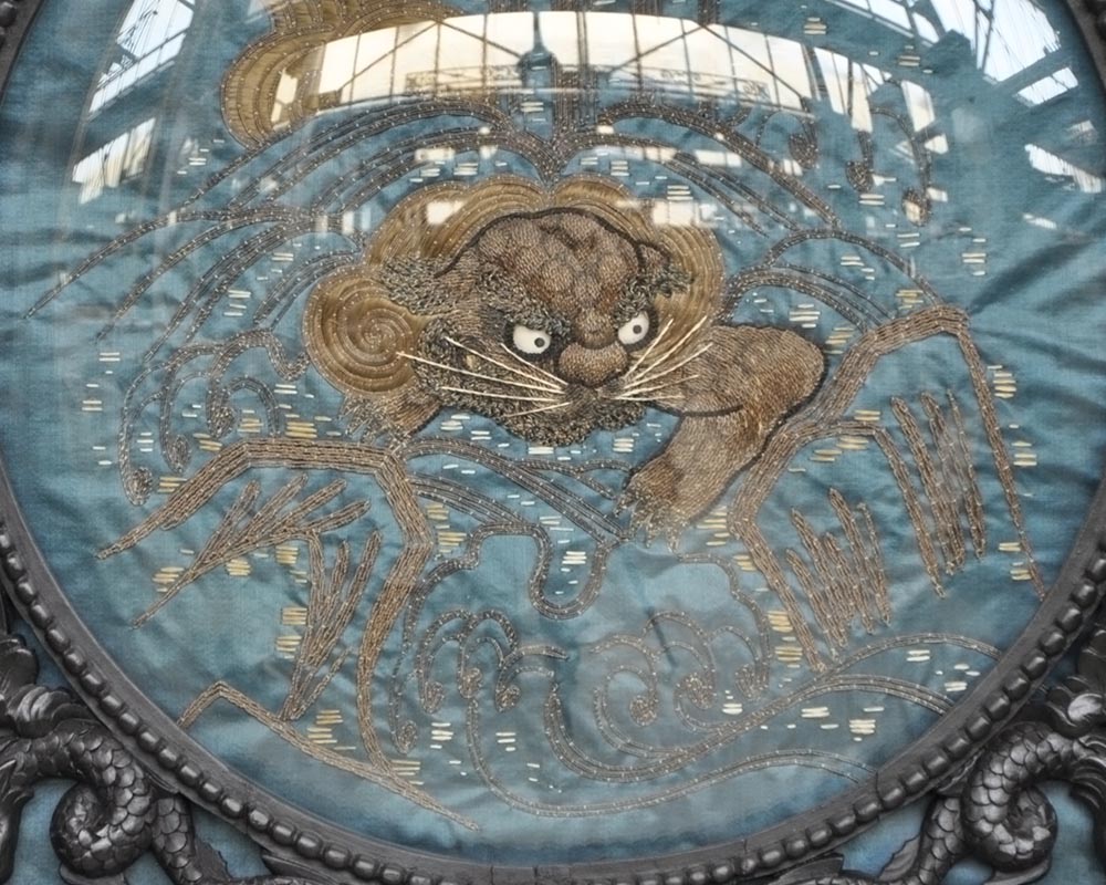 Pair of Japanese-blackened wooden frames decorated with embroidered silk Pair of Japanese-blackened wooden frames decorated with embroidered silk-2