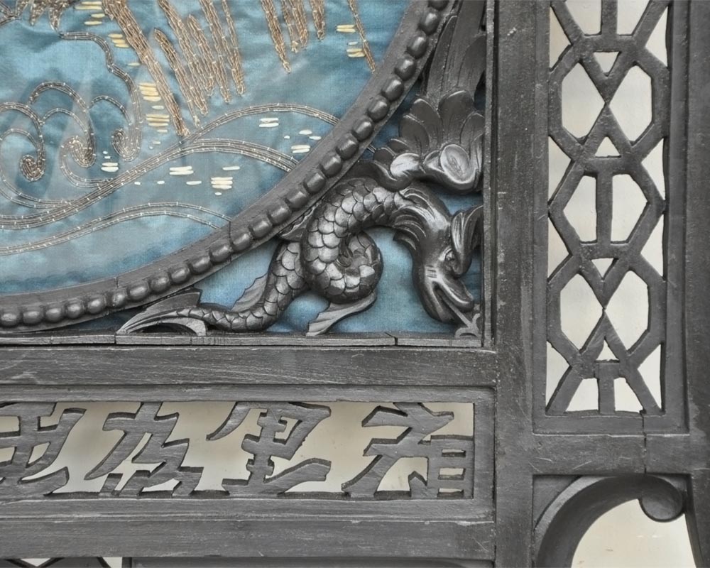 Pair of Japanese-blackened wooden frames decorated with embroidered silk Pair of Japanese-blackened wooden frames decorated with embroidered silk-5