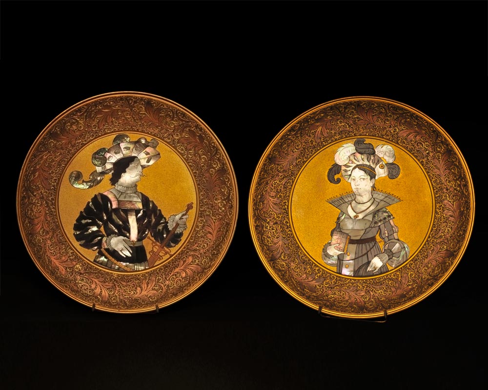 Maison KAYSER SOHN, Renaissance Personalities,  Pair of plates decorated in corviniello Maison KAYSER SOHN, Renaissance Personalities,  Pair of plates decorated in corviniello-0
