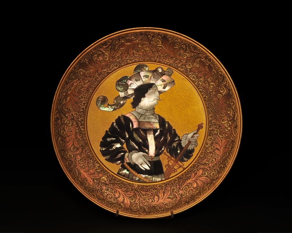 Maison KAYSER SOHN, Renaissance Personalities,  Pair of plates decorated in corviniello Maison KAYSER SOHN, Renaissance Personalities,  Pair of plates decorated in corviniello-1