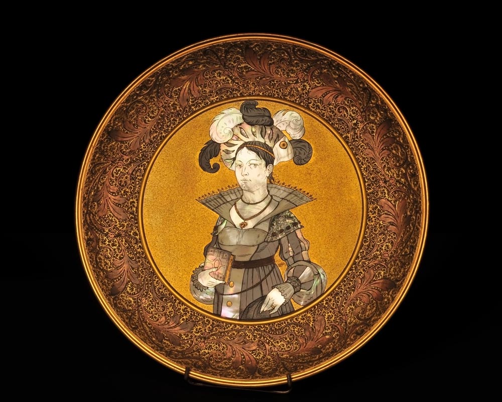Maison KAYSER SOHN, Renaissance Personalities,  Pair of plates decorated in corviniello Maison KAYSER SOHN, Renaissance Personalities,  Pair of plates decorated in corviniello-2