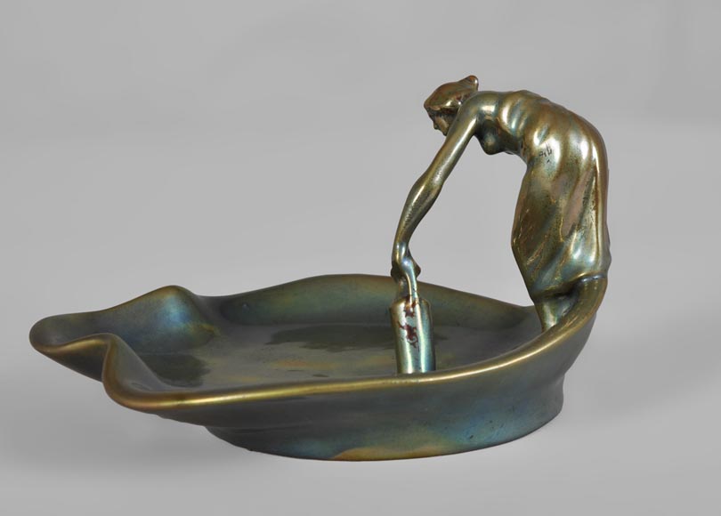 ZSOLNAY Manufacture - "Young woman at the source", vide poche in iridescent ceramic ZSOLNAY Manufacture - "Young woman at the source", vide poche in iridescent ceramic-2