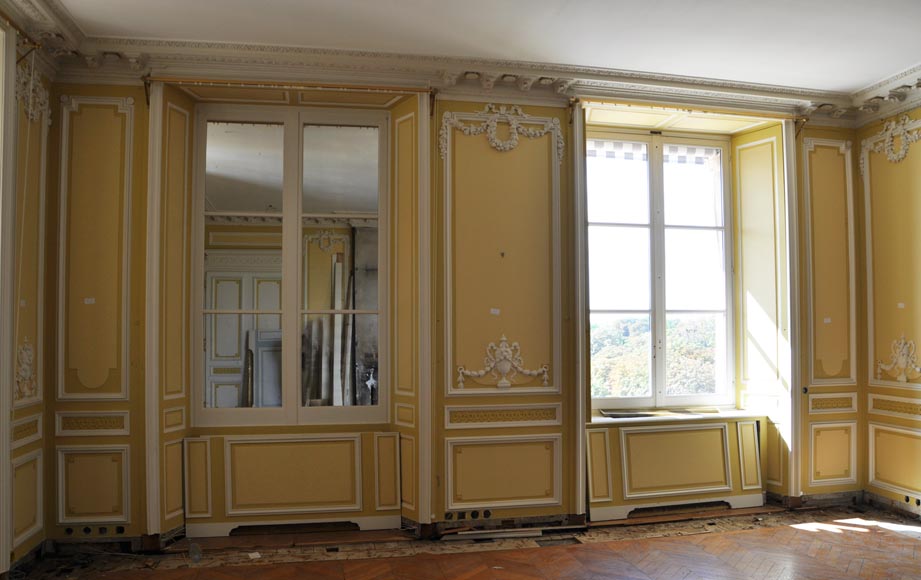 Very beautiful antique Louis XVI style paneled room coming from the Hotel de Crillon, Paris Very beautiful antique Louis XVI style paneled room coming from the Hotel de Crillon, Paris-1