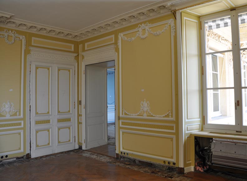 Very beautiful antique Louis XVI style paneled room coming from the Hotel de Crillon, Paris Very beautiful antique Louis XVI style paneled room coming from the Hotel de Crillon, Paris-8