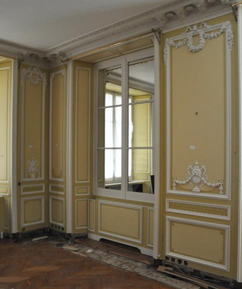 Very beautiful antique Louis XVI style paneled room coming from the Hotel de Crillon, Paris Very beautiful antique Louis XVI style paneled room coming from the Hotel de Crillon, Paris-18