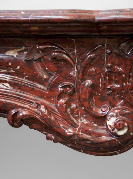 Very beautiful antique Louis XV style opulent fireplace made out of Red Griotte marble Very beautiful antique Louis XV style opulent fireplace made out of Red Griotte marble-3