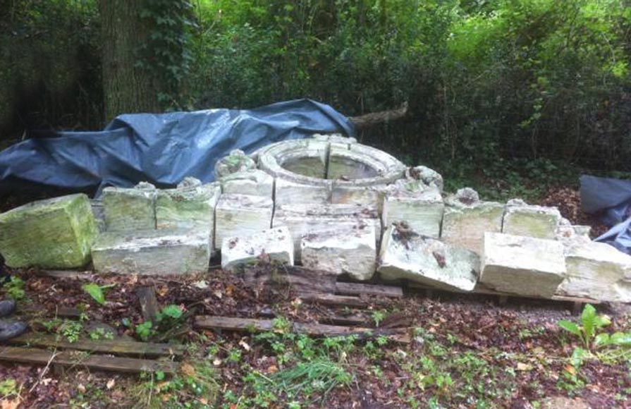 Rare antique pediment with clock coming from the Chateau of La Garcillière in Talmont Saint Hilaire Rare antique pediment with clock coming from the Chateau of La Garcillière in Talmont Saint Hilaire-2