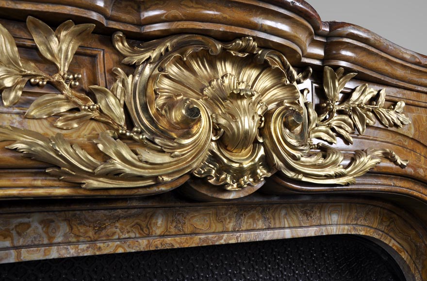 Extraordinary antique Louis XIV style fireplace with lions heads in Alabastro di Busca and gilded bronze