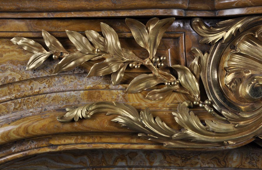 Extraordinary antique Louis XIV style fireplace with lions heads in Alabastro di Busca and gilded bronze