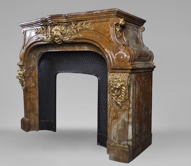 Extraordinary antique Louis XIV style fireplace with lions heads in Alabastro di Busca and gilded bronze