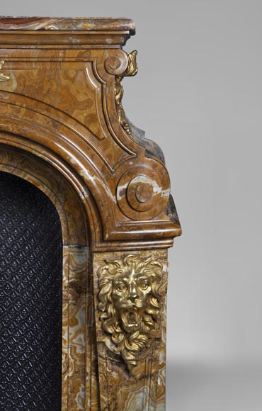 Extraordinary antique Louis XIV style fireplace with lions heads in Alabastro di Busca and gilded bronze