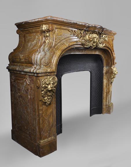 Extraordinary antique Louis XIV style fireplace with lions heads in Alabastro di Busca and gilded bronze