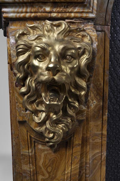 Extraordinary antique Louis XIV style fireplace with lions heads in Alabastro di Busca and gilded bronze
