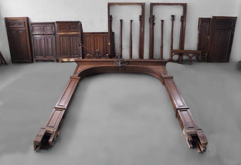 Oak wood paneled room with satyres heads and drapery patterns, 19th century Oak wood paneled room with satyres heads and drapery patterns, 19th century-0