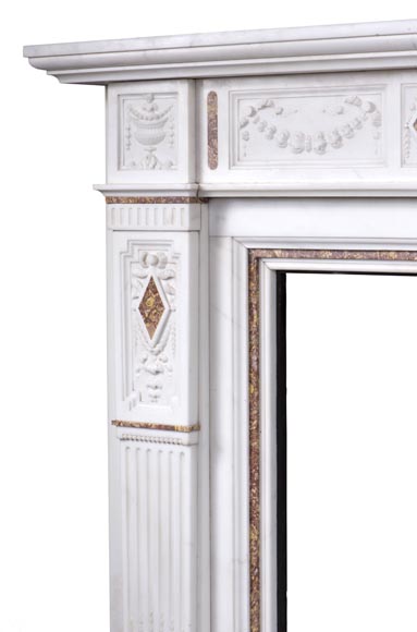 Very beautiful Victorian style antique fireplace in Carrara Statuary marble and Violet Brocatelle marble, from late 19th century, with flutings, garlands and diamonds. Very beautiful Victorian style antique fireplace in Carrara Statuary marble and Violet Brocatelle marble, from late 19th century, with flutings, garlands and diamonds.-5