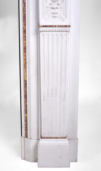 Very beautiful Victorian style antique fireplace in Carrara Statuary marble and Violet Brocatelle marble, from late 19th century, with flutings, garlands and diamonds. Very beautiful Victorian style antique fireplace in Carrara Statuary marble and Violet Brocatelle marble, from late 19th century, with flutings, garlands and diamonds.-11