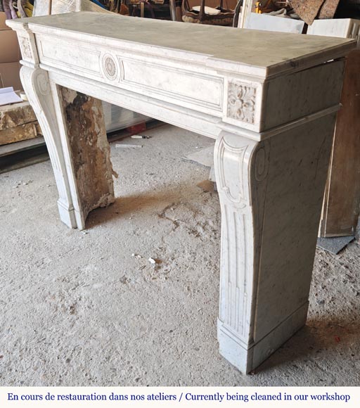 Louis XVI style mantel with sunflower blossom in Carrara marble Louis XVI style mantel with sunflower blossom in Carrara marble-5