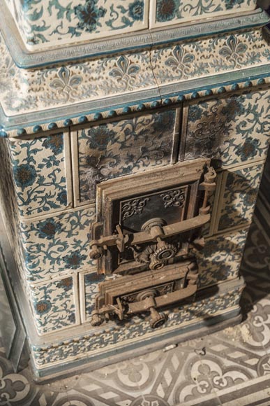 Important antique wood-burner made out of white and blue earthenware Important antique wood-burner made out of white and blue earthenware-4