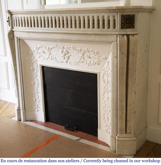 Antique Louis XVI style fireplace mantel in Carrara marble with bronze ornaments Antique Louis XVI style fireplace mantel in Carrara marble with bronze ornaments-5