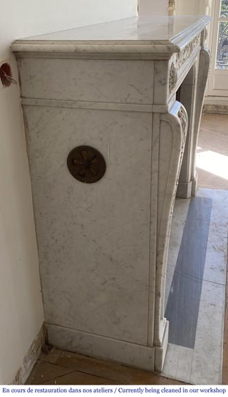 Antique Napoleon III style fireplace in Carrara marble carved with oak leaves Antique Napoleon III style fireplace in Carrara marble carved with oak leaves-2