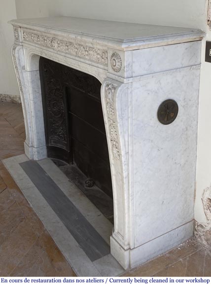Antique Napoleon III style fireplace in Carrara marble carved with oak leaves Antique Napoleon III style fireplace in Carrara marble carved with oak leaves-4