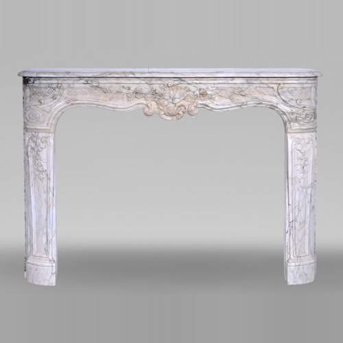 Louis XV period fireplace in Calacatta marble with finely carved entablature, 18th century