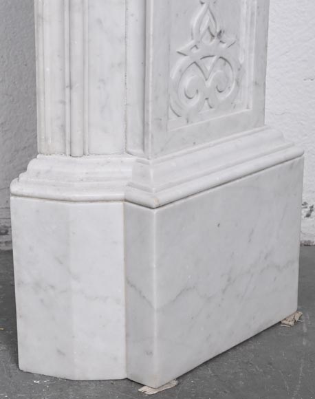 A richly sculpted Carrara marble fireplace in the Napoleon III style, decorated with a lion's head. A richly sculpted Carrara marble fireplace in the Napoleon III style, decorated with a lion's head.-12
