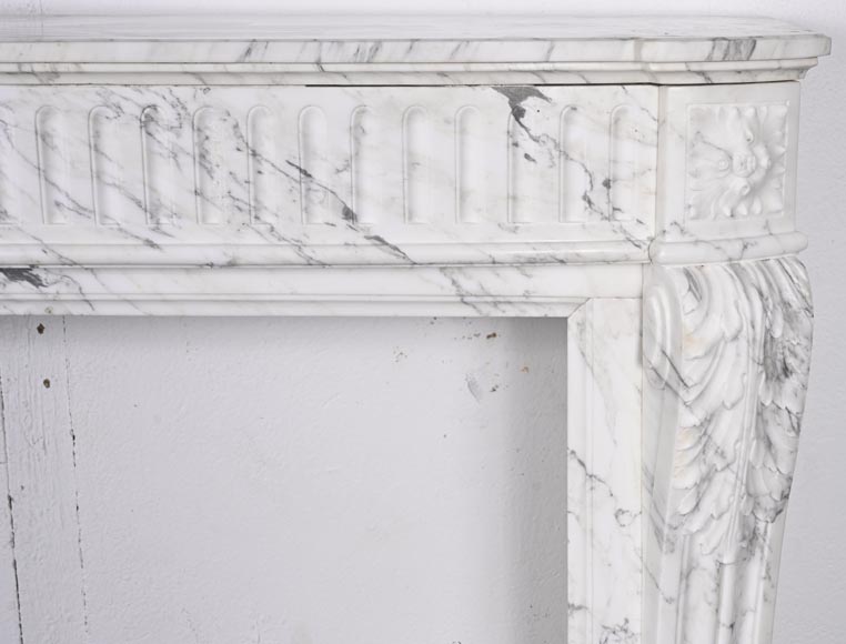 Louis XVI style curved fireplace in Arabescato marble, with rudenture and acanthus leaf Louis XVI style curved fireplace in Arabescato marble, with rudenture and acanthus leaf-10