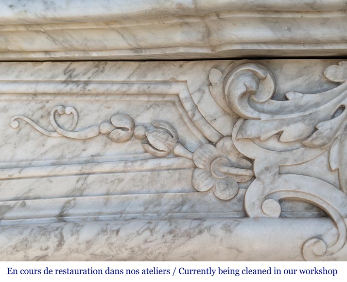 Exceptional Napoleon III period mantel in veined Carrara marble, adorned with a rich décor of palmettes and arabesques. Exceptional Napoleon III period mantel in veined Carrara marble, adorned with a rich décor of palmettes and arabesques.-3