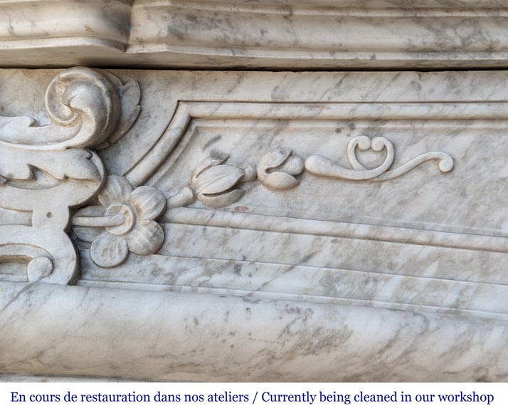 Exceptional Napoleon III period mantel in veined Carrara marble, adorned with a rich décor of palmettes and arabesques. Exceptional Napoleon III period mantel in veined Carrara marble, adorned with a rich décor of palmettes and arabesques.-5