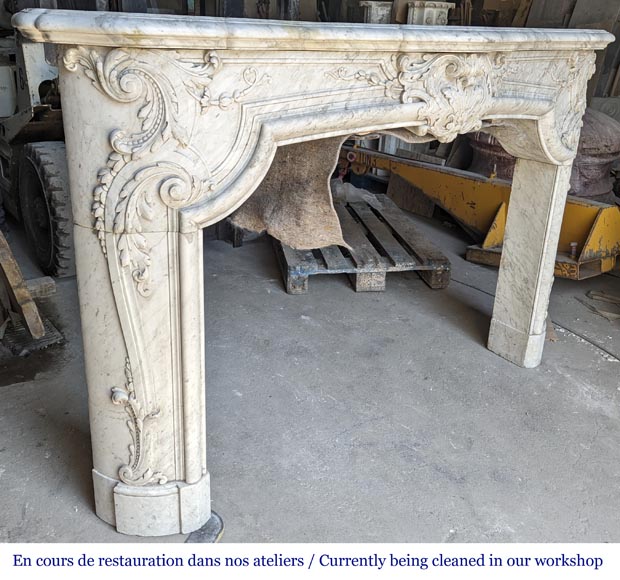 Exceptional Napoleon III period mantel in veined Carrara marble, adorned with a rich décor of palmettes and arabesques. Exceptional Napoleon III period mantel in veined Carrara marble, adorned with a rich décor of palmettes and arabesques.-6
