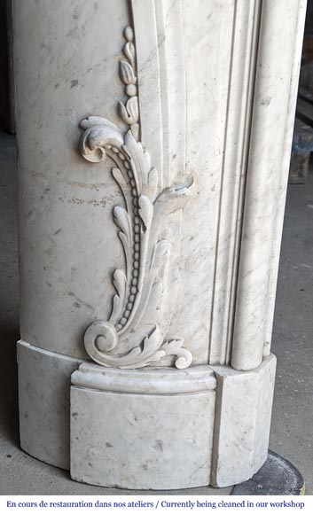 Exceptional Napoleon III period mantel in veined Carrara marble, adorned with a rich décor of palmettes and arabesques. Exceptional Napoleon III period mantel in veined Carrara marble, adorned with a rich décor of palmettes and arabesques.-10