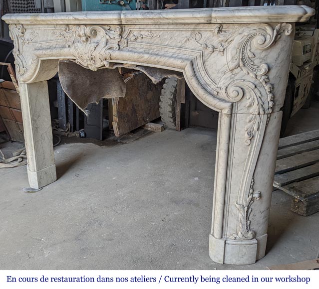Exceptional Napoleon III period mantel in veined Carrara marble, adorned with a rich décor of palmettes and arabesques. Exceptional Napoleon III period mantel in veined Carrara marble, adorned with a rich décor of palmettes and arabesques.-12
