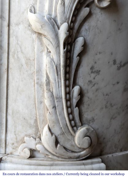 Exceptional Napoleon III period mantel in veined Carrara marble, adorned with a rich décor of palmettes and arabesques. Exceptional Napoleon III period mantel in veined Carrara marble, adorned with a rich décor of palmettes and arabesques.-17