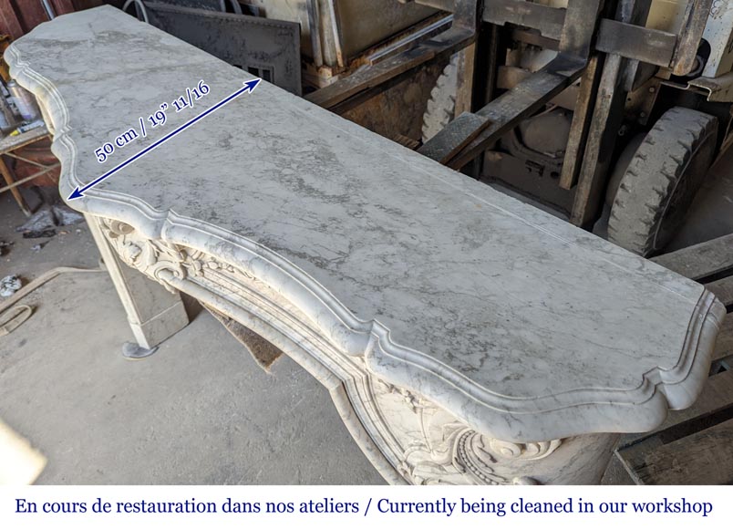 Exceptional Napoleon III period mantel in veined Carrara marble, adorned with a rich décor of palmettes and arabesques. Exceptional Napoleon III period mantel in veined Carrara marble, adorned with a rich décor of palmettes and arabesques.-18