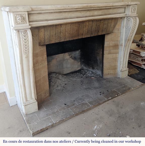 Louis XVI periode mantel in statuary marble adorned with a string of pearls Louis XVI periode mantel in statuary marble adorned with a string of pearls-4