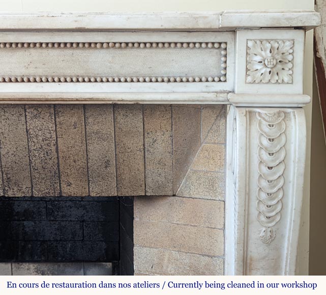 Louis XVI periode mantel in statuary marble adorned with a string of pearls Louis XVI periode mantel in statuary marble adorned with a string of pearls-10