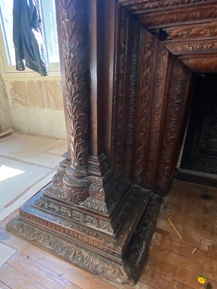 Important Neo-Renaissance syle mantel carved in walnut wood and oak Important Neo-Renaissance syle mantel carved in walnut wood and oak-12
