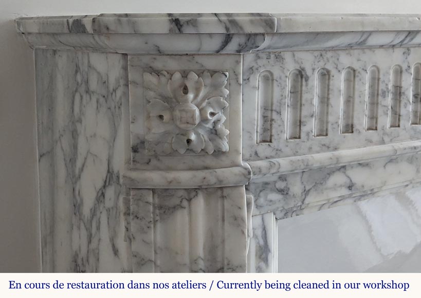 Louis XVI style curved mantel with curved flutes in Arabescato marble Louis XVI style curved mantel with curved flutes in Arabescato marble-3