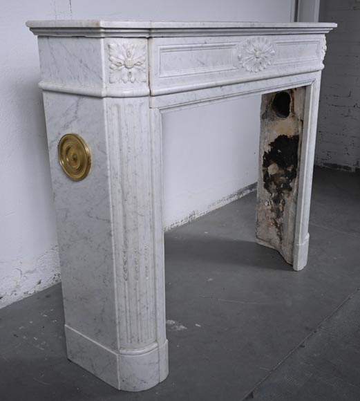 Louis XVI style Carrara marble mantel with rounded corners Louis XVI style Carrara marble mantel with rounded corners-3