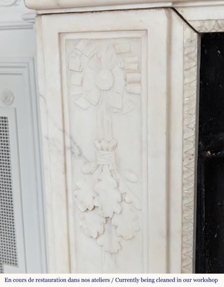 Large Louis XVI period statuary marble mantel with foliage décor  Large Louis XVI period statuary marble mantel with foliage décor -6