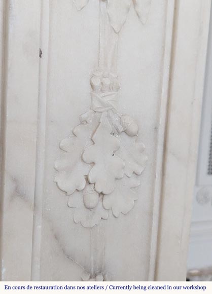 Large Louis XVI period statuary marble mantel with foliage décor  Large Louis XVI period statuary marble mantel with foliage décor -11