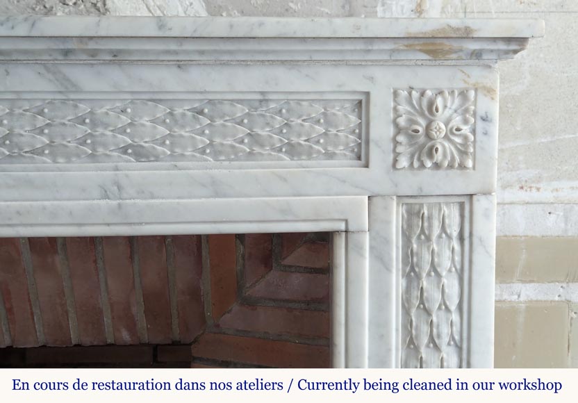 Louis XVI style mantel in Carrara marble decorated with a holly frieze Louis XVI style mantel in Carrara marble decorated with a holly frieze-9