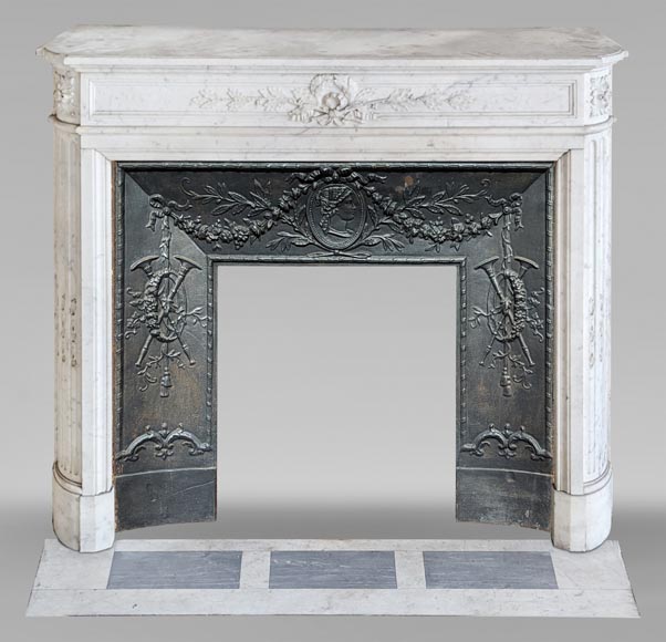 Round Louis XVI style mantel in Carrara marble adorned with a laurel wreath Round Louis XVI style mantel in Carrara marble adorned with a laurel wreath-0