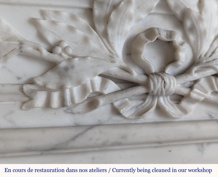 Round Louis XVI style mantel in Carrara marble adorned with a laurel wreath Round Louis XVI style mantel in Carrara marble adorned with a laurel wreath-5