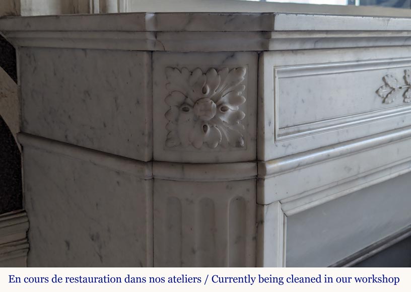 Round Louis XVI style mantel in Carrara marble adorned with a laurel wreath Round Louis XVI style mantel in Carrara marble adorned with a laurel wreath-7